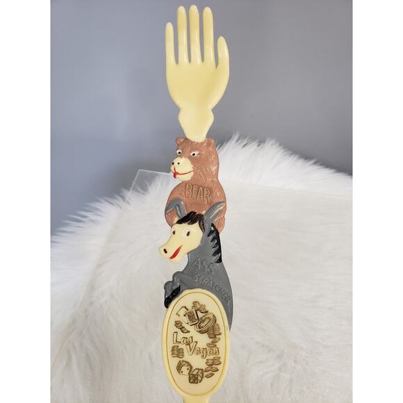 Vintage Genuine BEAR ASS SCRATCHER Plastic Back Hand Donkey Brown Bear Las Vegas - Picture 2 of 11